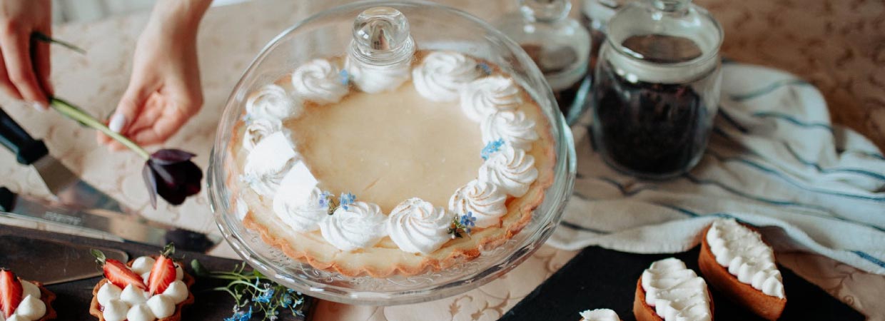 എല്ലാ കേക്കിനും പറ്റുന്ന ഒരു Vanilla Sponge Cake ഉണ്ടാക്കാം.... Fadwas  kitchen Easy cake Recipe. - YouTube